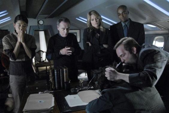 Les cylons obligent Baltar à signer la liste d'execution